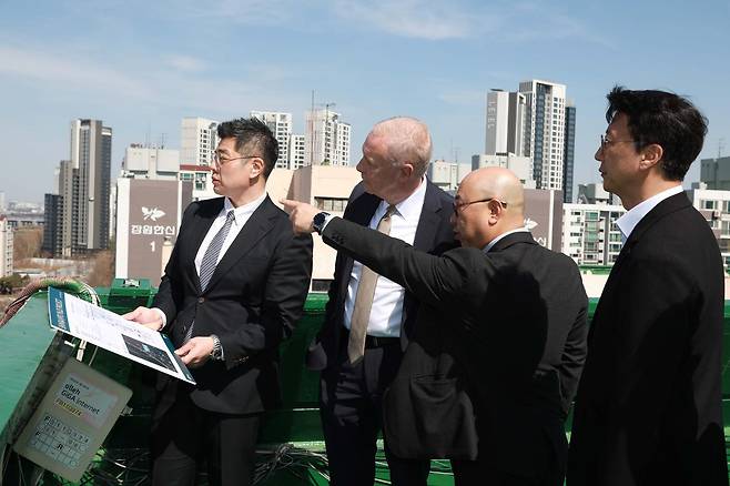 삼성물산과 SMDP 스캇 사버 CEO가 19일 신반포 19·25차 재건축 사업장을 방문해 현장 점검을 하고 있다.