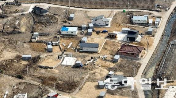 12일 경북 안동시 남선면 신흥리 마을. 지난해 3월 발생한 산불로 인해 불에 탄 흔적이 그대로 남아 있다. 안동=전영한 기자 scoopjyh@donga.com