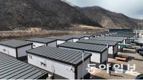 신흥리에서는 산불로 보금자리를 잃은 주민 상당수가 여전히 조립식 임시 주택에서 생활하고 있다. 안동=전영한 기자 scoopjyh@donga.com