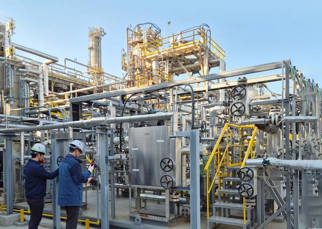 HD현대오일뱅크 직원들이 충남 대산공장에서 ‘안티에이징 프로젝트’에 참여해 설비 점검을 진행하고 있다. HD현대오일뱅크 제공.