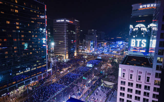 방탄소년단(BTS) 컴백 공연이 있던 21일 서울 광화문 일대에 팬들이 가득 들어서 있다. 연합뉴스