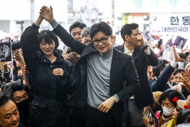 국민의힘 장동혁 지도부에서 제명 강행된 한동훈 전 당대표가 22일 서울 동대문구 경동시장을 방문해 연설하기에 앞서 지지자 및 상인들과 인사하고 있다. 국민의힘 배현진·박정하·박정훈·안상훈·진종오 의원, 최근 탈당권유 제명 징계 효력정지 가처분 인용을 받아낸 김종혁 전 최고위원과 김준호 전 대변인 등이 동행했다.[연합뉴스 사진]