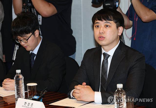 지난 2025년 7월 25일 서울 중구 플라자호텔에서 열린 수련협의체 첫 회의에서 한성존 대한전공의협의회(대전협) 비상대책위원장(현 대전협 회장)이 발언하고 있다.[연합뉴스 사진]