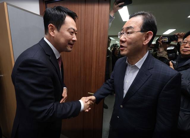 국민의힘 장동혁(왼쪽) 당대표가 22일 대구광역시당에서 대구시장 출마자인 주호영(오른쪽) 국회부의장과 악수하고 있다. 장 대표는 이날 대구시장 공천과 관련해 지역 의원들을 만나러 왔다.[연합뉴스 사진]