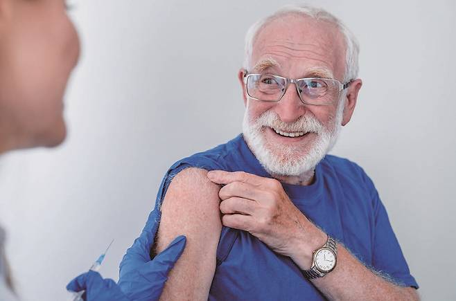 대상포진 백신이 치매 위험을 낮추고 노화 속도를 늦추는 데도 효과 있다는 연구 결과가 잇따라 나왔다. /사진 셔터스톡