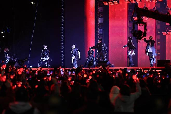 그룹 방탄소년단(BTS)이 21일 서울 광화문 광장에서 정규 5집 '아리랑'(ARIRANG) 발매를 기념해 무료 공연 'BTS 컴백 라이브: 아리랑'(BTS THE COMEBACK LIVE｜ARIRANG)을 열고 있다. 연합
