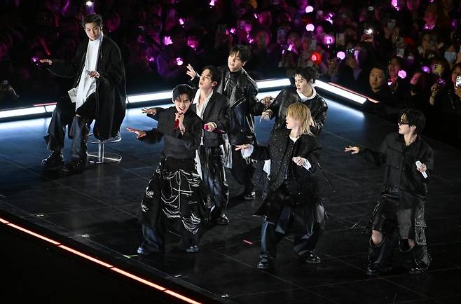 방탄소년단(BTS)이 21일 서울 광화문광장에서 'BTS 컴백 라이브: 아리랑' 발매 기념 컴백 공연을 하고 있다. 뉴스1