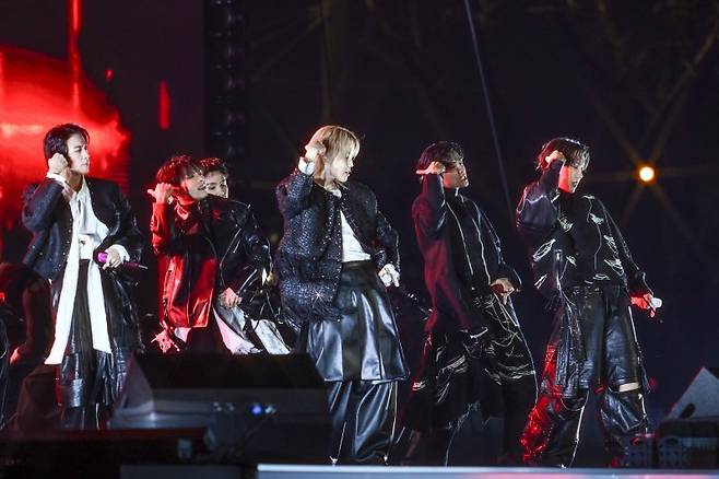 [서울=뉴시스] 김선웅 기자 = 방탄소년단(BTS)이 21일 서울 종로구 광화문광장에서 컴백을 기념해 'BTS 컴백 라이브 : 아리랑' 공연을 선보이고 있다. (공동취재) 뉴시스