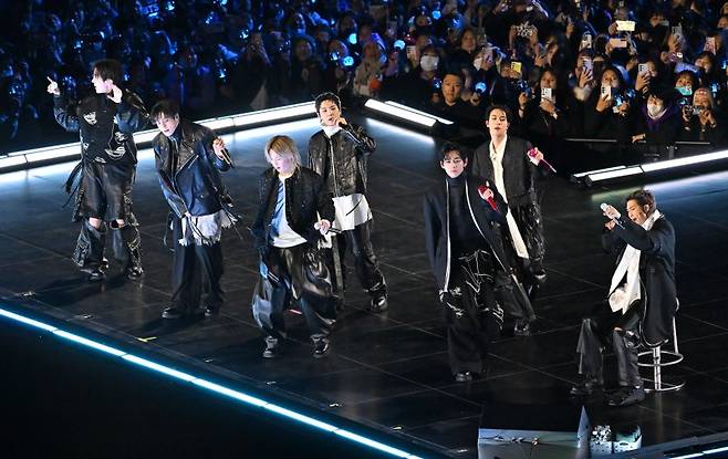 방탄소년단(BTS)이 지난 21일 서울 광화문광장에서 'BTS 컴백 라이브: 아리랑' 발매 기념 컴백 공연을 하고 있다. 뉴스1