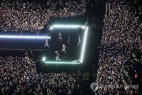 방탄소년단(BTS)이 21일 서울 종로구 광화문광장에서 컴백을 기념해 'BTS 컴백 라이브: 아리랑' 공연을 선보이고 있다. 연합뉴스