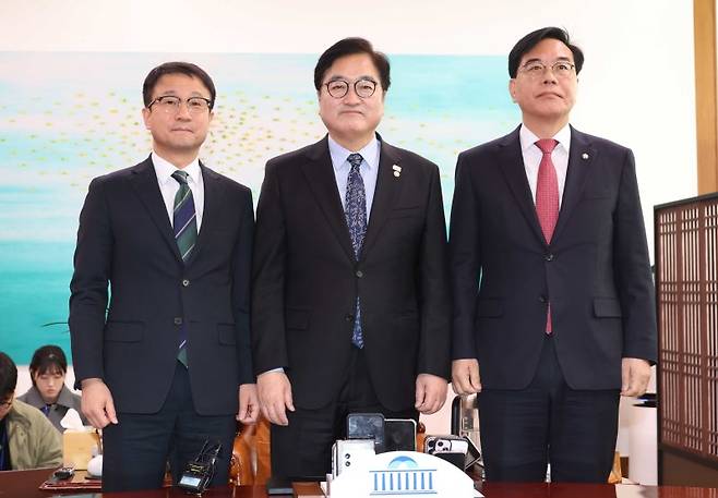 우원식 국회의장이 12일 서울 여의도 국회에서 열린 의장 주재 여야 원내대표 회동에서 기념촬영을 하고 있다. 왼쪽부터 한병도 더불어민주당 원내대표, 우원식 국회의장, 송언석 국민의힘 원내대표. 뉴스1