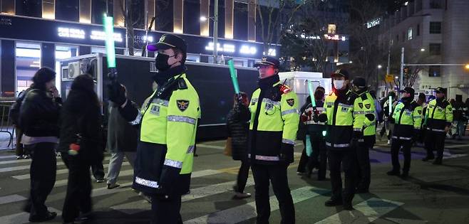 21일 서울 광화문광장에서 ‘아미(BTS 팬덤)’들이 방탄소년단 컴백 기념 공연 ‘BTS 컴백 라이브: 아리랑’을 관람한 뒤 경찰의 안내를 받으며 귀가하고 있다./사진=뉴스1