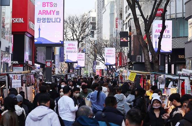 지난 21일 열린 방탄소년단(BTS)의 컴백 공연이 단순한 문화 이벤트를 넘어 서울 광화문 인근 편의점부터 명동의 백화점·면세점 등으로 파급 효과가 확산되면서 유통업계가 전례 없는 '특수'를 누리고 있다. 지난 21일 오후 서울 중구 명동거리 일대가 국내외 관광객들로 북적이고 있다. 연합뉴스
