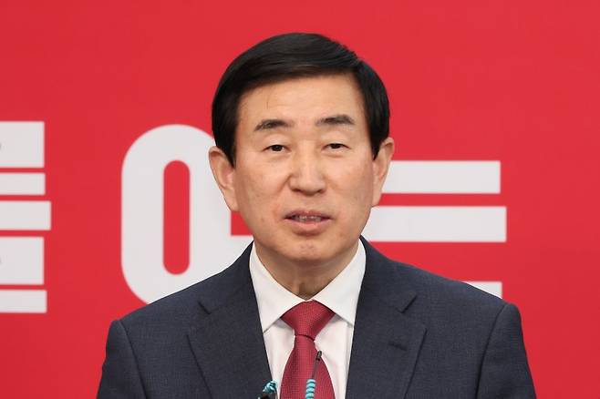 6.3 지방선거 충청북도 도지사에 도전하는 조길형 충북 충주시장이 11일 오전 서울 여의도 국민의힘 중앙당사에서 제9회 전국동시지방선거 공천 면접 심사를 마친 후 취재진 질문에 답변을 하고 있다. 뉴시스