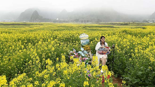 완펑린 지역에 조성된 유채꽃밭. 한 중국인 유튜버가 방송을 하고 있다. 박미향 선임기자