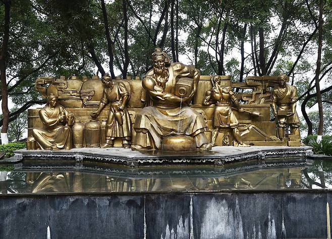 술문화박물관단지 ‘국주문화성’에는 술을 형성화한 조형물이 많다. 박미향 선임기자