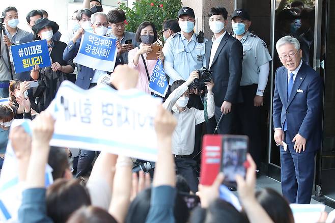 2020년 7월16일 이재명 당시 경기도지사가 경기도 수원시 경기도청에서 재판 결과와 관련해 입장을 발표한 뒤 지지자들을 향해 웃고 있다. 수원/백소아 기자 thanks@hani.co.kr