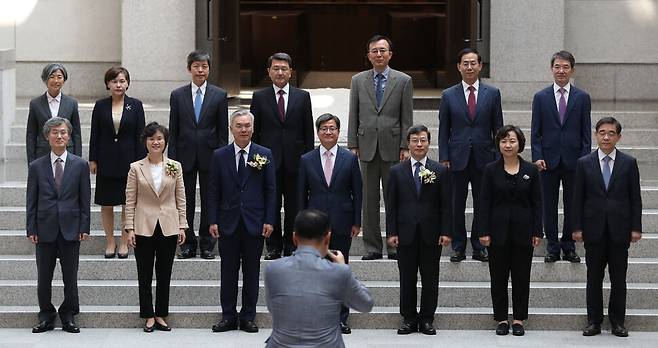 2018년 8월2일 대법원에서 열린 김선수 대법관(앞줄 왼쪽 셋째) 취임식에서 조희대 대법관(앞줄 맨 왼쪽) 등과 기념 촬영을 하고 있다. 백소아 기자 thanks@hani.co.kr