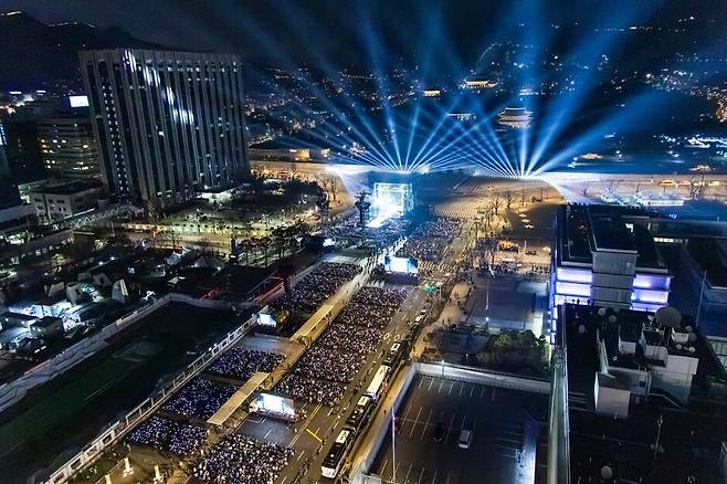 21일 저녁 서울 종로구 광화문광장에서 열린 ‘비티에스(BTS) 컴백 라이브: 아리랑’에서 방탄소년단이 공연을 하고 있다. 빅히트 뮤직, 넷플릭스 제공