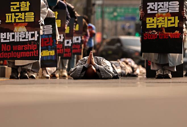 대한불교조계종 사회노동위원회와 실천불교승가회, 시민들이 2026년 3월17일 오후 서울 종로구 조계사에서 주한미국대사관까지 중동 전쟁 중단과 군함 파견 거부를 촉구하며 오체투지를 하고 있다.