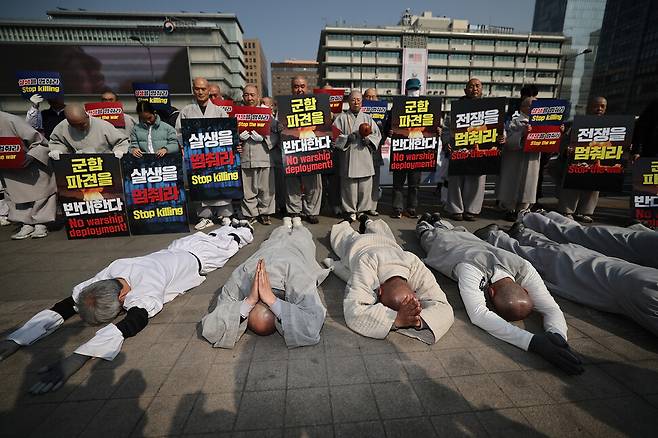 대한불교조계종 사회노동위원회와 실천불교승가회, 시민들이 서울 종로구 주한미국대사관 앞 광화문광장에서 전쟁과 살생을 멈춰 달라며 마지막 오체투지를 하고 있다.