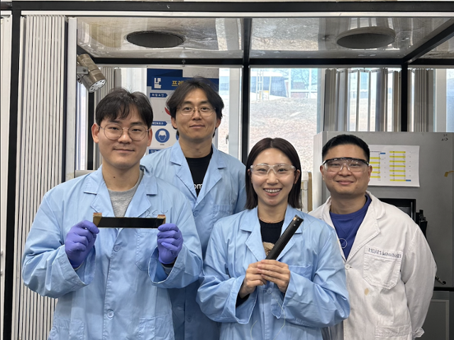 양방향 형상기억 하이브리드 스마트 액추에이터를 개발한 한국과학기술원(KAIST·카이스트) 기계공학과 연구팀. 왼쪽부터 배상윤 박사과정생, 김성수 교수, 강다정 박사과정생, 김원빈 연구원. 카이스트 제공