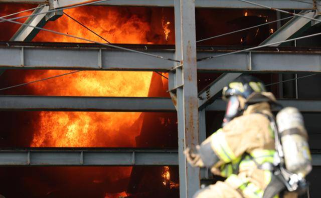 20일 대전 대덕구 안전공업 공장에서 불길이 치솟고 있다. 뉴스1