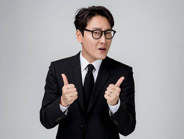 방송인 이휘재의 복귀를 둘러싼 시선이 엇갈리고 있다. 큐브엔터테인먼트 제공