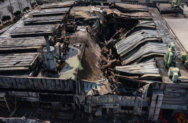 대형 화재로 74명의 사상자를 낸 대전 대덕구 문평동 자동자 부품 제조공장의 22일 모습. 대전=하상윤 기자