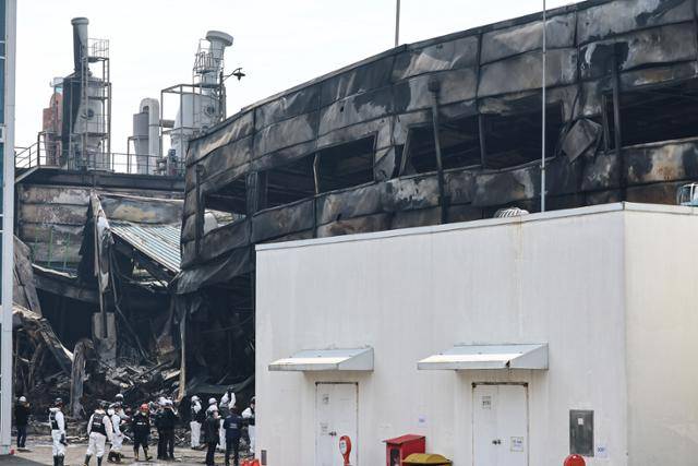 대형 화재로 74명의 사상자가 발생한 대전 대덕구 자동차 부품 제조 공장에서 22일 경찰, 소방, 안전보건공단 등 관계자들이 현장을 살펴보고 있다. 대전=뉴스1