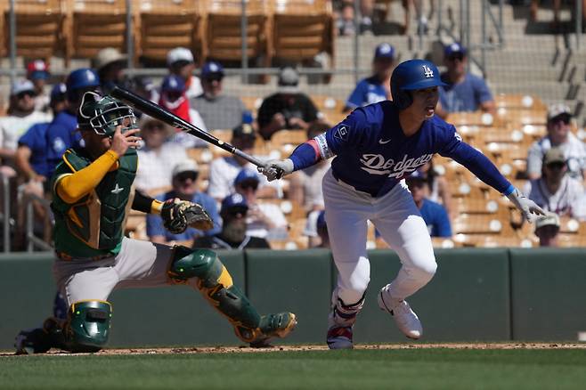 <yonhap photo-0925=""> Mar 21, 2026; Phoenix, Arizona, USA; Los Angeles Dodgers second baseman Hyeseong Kim (6) hits against the Athletics in the first inning at Camelback Ranch-Glendale. Mandatory Credit: Rick Scuteri-Imagn Images/2026-03-22 05:24:32/ <저작권자 ⓒ 1980~2026 ㈜연합뉴스. 무단 전재 재배포 금지, AI 학습 및 활용 금지></yonhap>