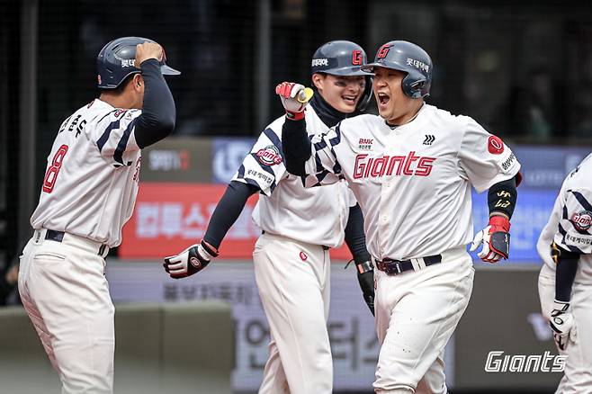 유강남(맨 오른쪽)이 22일 한화 이글스전 6회 말 타석에서 투런홈런을 치고 동료들과 기쁨을 나누고 있다.