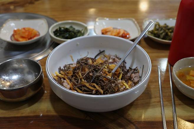 제주 봄 제철 식재료 고사리를 주 재료로 한 고사리비빔밥. 사진 제주관광공사