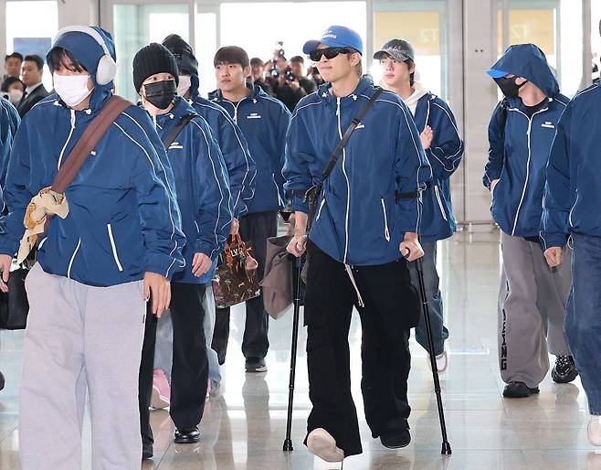 그룹 방탄소년단(BTS)이 미국 뉴욕에서 열리는 스포티파이 공연을 위해 22일 인천공항을 통해 출국하고 있다. 연합뉴스