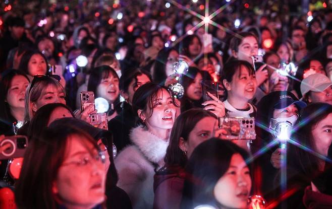 방탄소년단(BTS) 컴백 공연이 열린 21일 오후 서울 세종대로 일대에서 관람객들이 공연을 보고 있다. 김경록 기자 / 2026.03.21