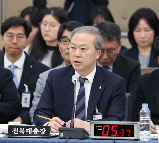 양오봉 전북대 총장이 지난해 10월 22일 전북 전주시 전북대 진수당에서 열린 국회 교육위원회 국정감사에서 질의에 답변하고 있다. [뉴스1]