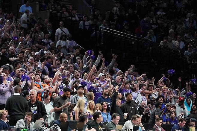 하이포인트대 팬들이 22일 열린 아칸소대와의 NCAA 남자농구 토너먼트 2라운드 전반전에 응원전을 펼치고 있다. AFP=연합뉴스