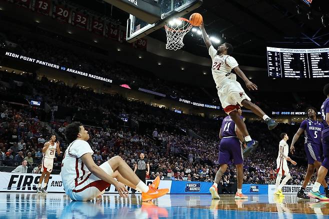 아칸소대 포워드 빌리 리치몬스 3세가 22일 열린 NCAA 남자농구 토너먼트 2라운드 하이포인트대와의 경기 후반 덩크슛을 시도하고 있다. AP=연합뉴스