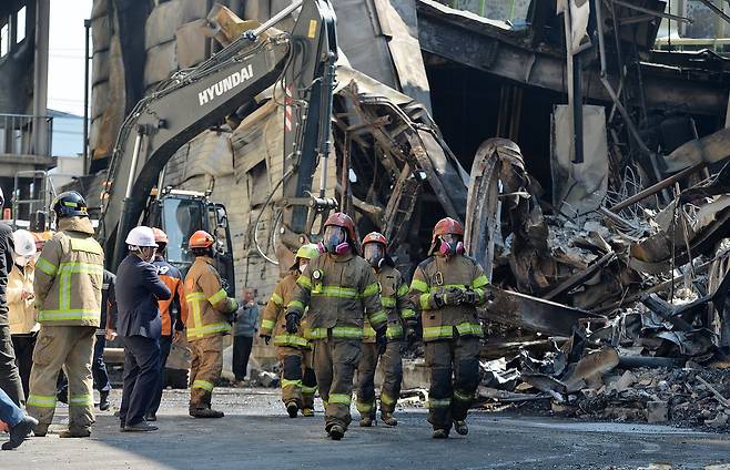 대전 대덕산업단지의 한 자동차 부품공장 화재 현장에서 지난 21일 오후 소방당국과 경찰 등이 실종자를 찾고 있다. 김성태 객원기자