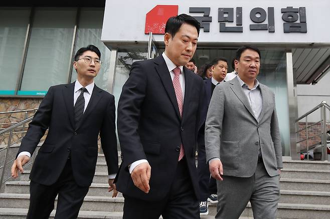 장동혁 국민의힘 대표가 22일 오전 대구 수성구 국민의힘 대구시당에서 지역 의원들과 비공개 회의를 마친 뒤 당사를 떠나고 있다. 뉴스1