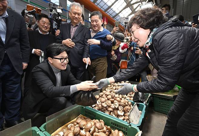 한동훈 전 국민의힘 대표가 22일 서울 동대문구 경동시장을 찾아 시장 상인들과 인사를 나누고 있다. 뉴스1