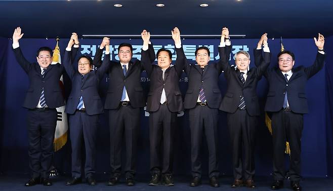 더불어민주당 전남광주통합특별시장 경선 후보인 김영록(왼쪽부터), 강기정, 정준호, 주철현, 신정훈, 민형배, 이병훈 예비후보가 14일 오후 민주당 중앙당사에서 열린 전남광주통합특별시장 예비경선 합동연설회에서 기념 촬영을 하고 있다. 뉴스1