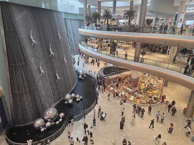 두바이몰 실내 분수의 모습. 이란 전쟁의 여파가 있지만 여전히 사람이 많이 보인다. /원요환 제공