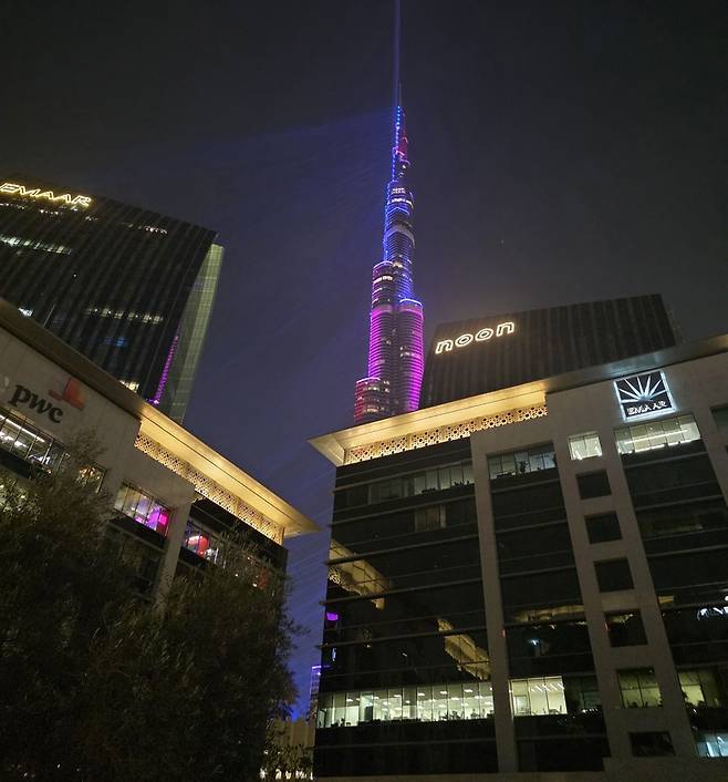 두바이 다운타운 건물 사이로 부르즈할리파가 보인다. /원요환 제공