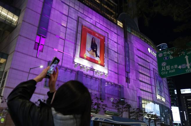 ▲ 롯데백화점 본점, BTS 공연 앞두고 보라빛 조명 [연합뉴스]
