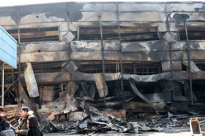 21일 오후 대형 화재가 발생했던 대전 대덕구 안전공업의 건물이 골격만 남아 있다. /사진=연합뉴스