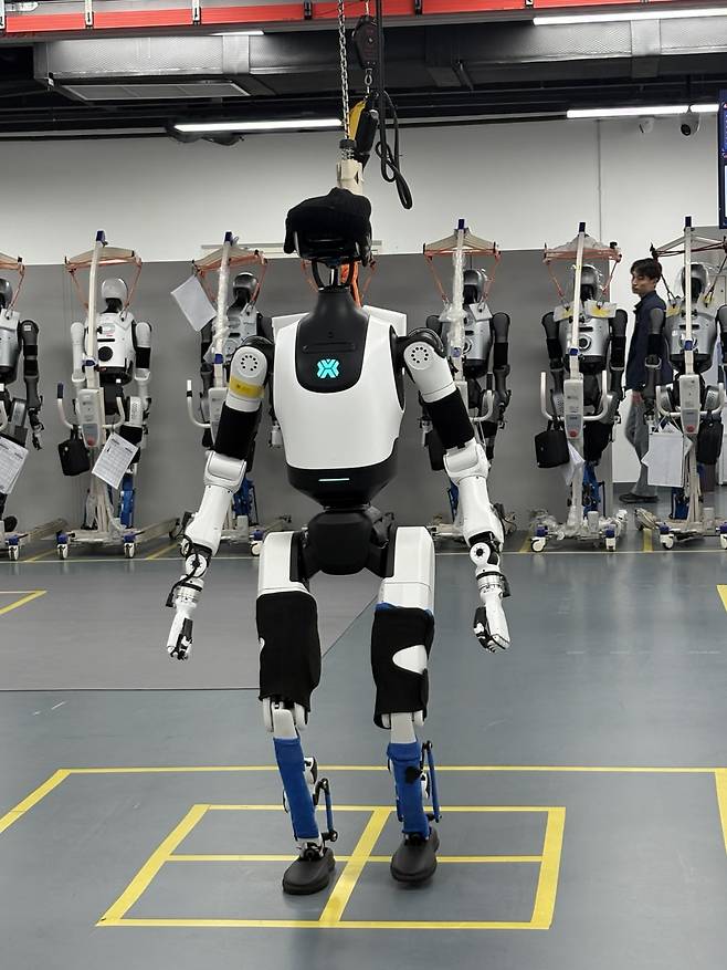 지난 20일 중국 베이징 남동쪽 이좡 경제기술개발구에 위치한 '베이징 휴머노이드 로봇 혁신 센터 시험·검증 플랫폼'에서 로봇들이 걷고 뛰면서 다양한 종류의 테스트를 받고 있다. 베이징=김은정 특파원