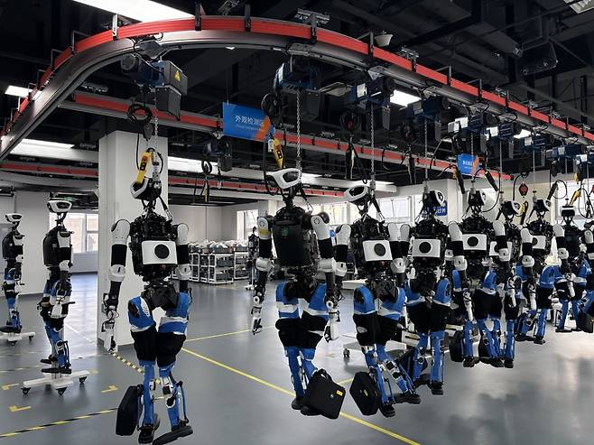 지난 20일 중국 베이징 남동쪽 이좡 경제기술개발구에 위치한 '베이징 휴머노이드 로봇 혁신 센터 시험·검증 플랫폼'에서 로봇들이 걷고 뛰면서 다양한 종류의 테스트를 받고 있다. 베이징=김은정 특파원