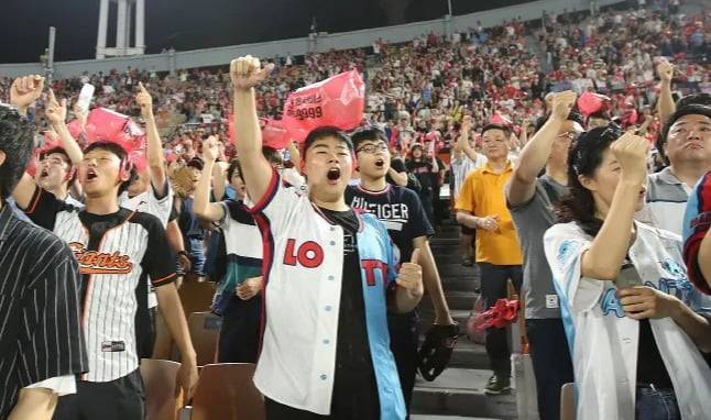 롯데자이언츠 팬들이 비닐 봉지를 머리에 쓰고 '봉다리 응원'을 하고 있다 / 롯데자이언츠 제공