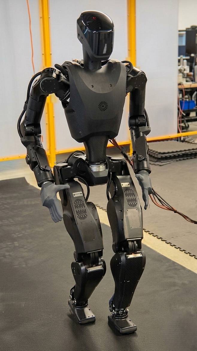 미국 기업 파운데이션이 개발한 키 180㎝짜리 휴머노이드 ‘팬텀 MK-1’. 지난달 우크라이나 전장에 정찰 용도로 투입됐다. 파운데이션 제공